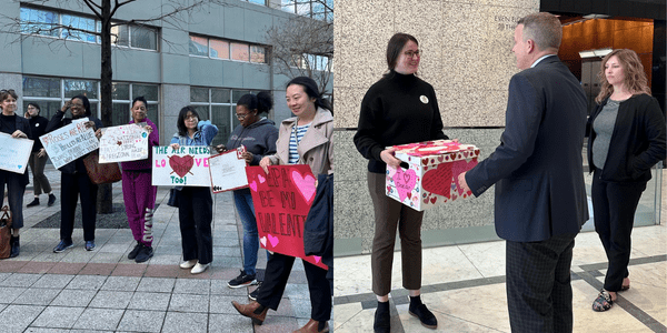 El 14 de febrero entregamos más de 100 tarjetas de San Valentín en la sede regional de la EPA en Dallas.